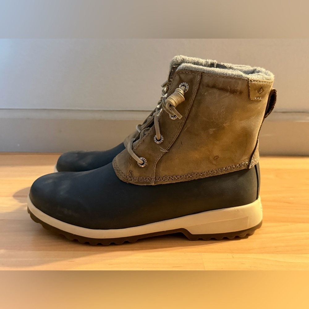 Sperry Distressed Leather Waterproof Duck Boots in Brown and Black- Women’s 7
